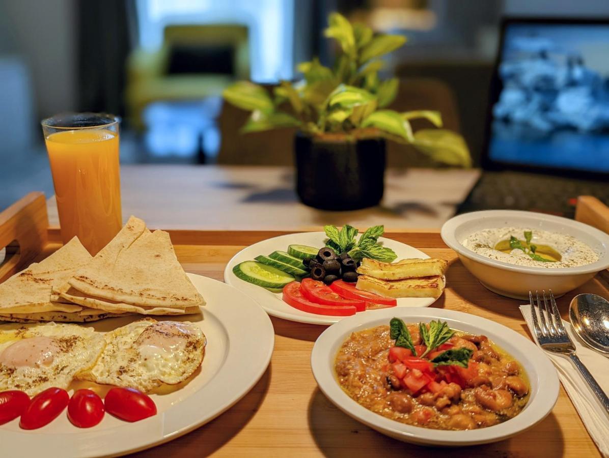 Citadines Abha Aparthotel Eksteriør bilde Israeli breakfast