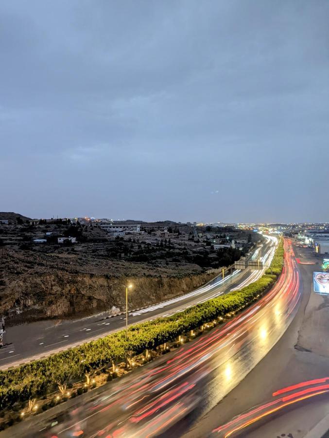 Citadines Abha Aparthotel Eksteriør bilde Highway 40 in Amman