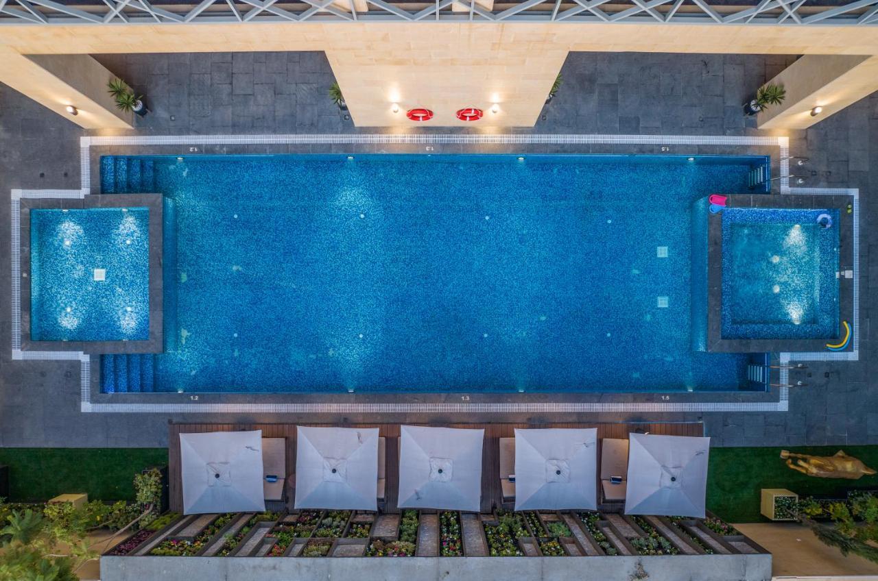 Citadines Abha Aparthotel Eksteriør bilde The swimming pool at the hotel