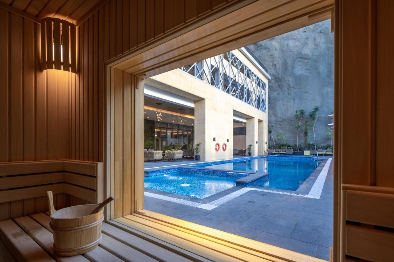 Citadines Abha Aparthotel Eksteriør bilde The swimming pool at the hotel