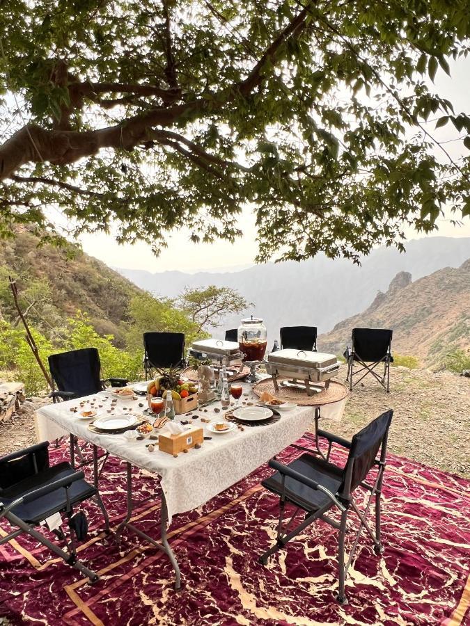 Citadines Abha Aparthotel Eksteriør bilde A picnic in the mountains of Oman