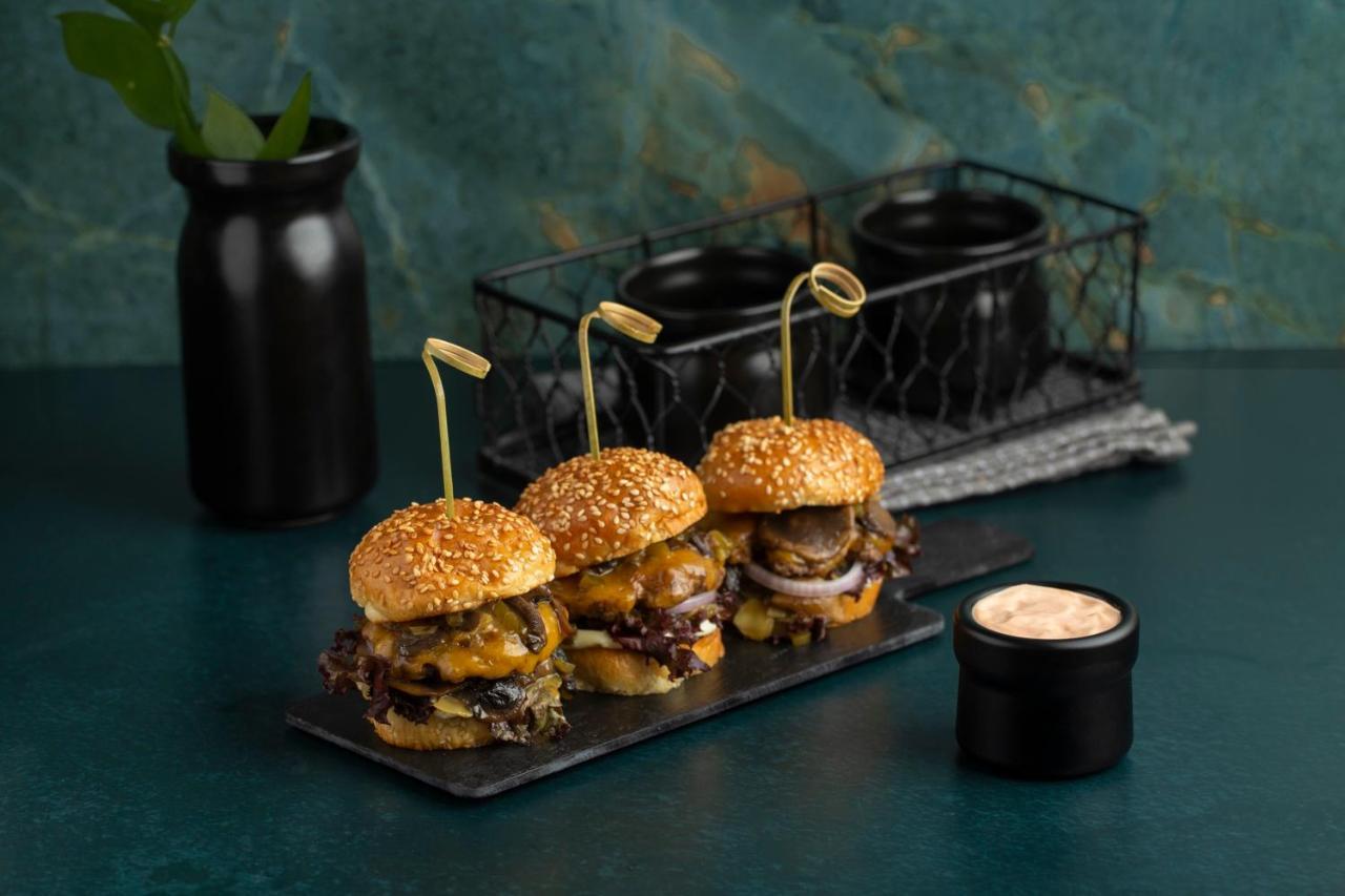Citadines Abha Aparthotel Eksteriør bilde A trio of sliders